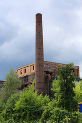 Komin i ruiny starej fabryki - obrazy, fototapety, plakaty