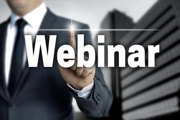 Webinar touchscreen wird von geschäftsmann bedient