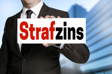 strafzins Schild wird von Geschäftsmann gehalten