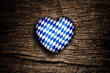 Weiß/Blaues Lebkuchenherz vor holuhintergrund