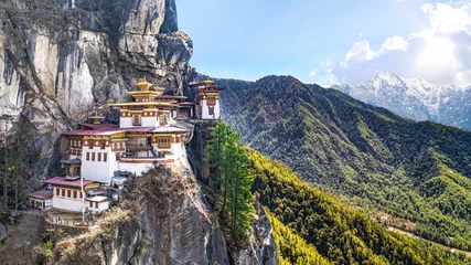 Foto auf Acrylglas Tempel Taktshang Goemba oder Tigernest-Tempel oder Tigernest-Kloster der schöne buddhistische Tempel. Der heiligste Ort in Bhutan befindet sich auf dem hohen Klippenberg mit dem Himmel des Paro-Tals, Bhutan.