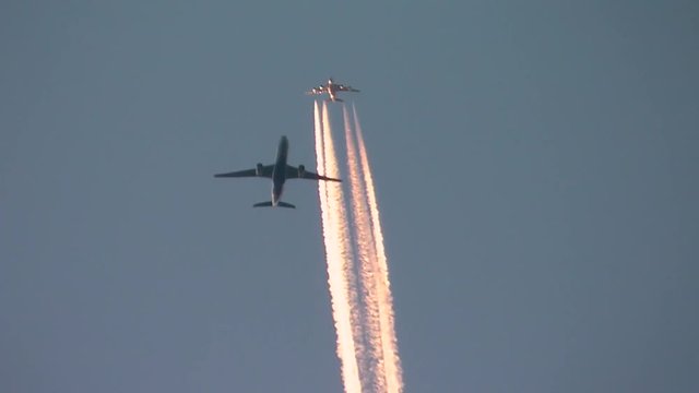 Vierstahliges Verkehrsflugzeug mit Kondensstreifen