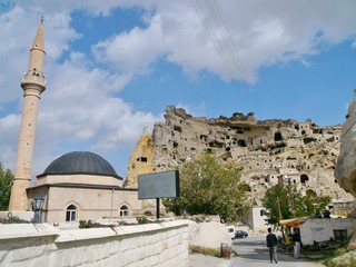 Fototapeta na wymiar トルコのカッパドキアの洞窟遺跡とモスク