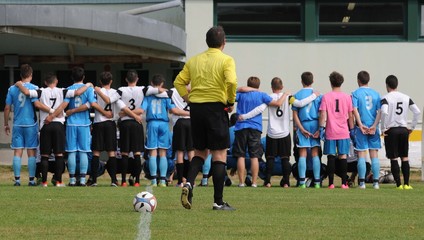 l'arbitre et les deux équipes au foot