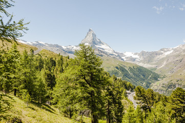Fototapeta na wymiar Zermatt, Alpen, Wallis, Schweizer Berge, Riffelalp, Findeln, Gornergrat, Wanderweg, Matterhorn, Schweizer Berge, Lärchenwald, Sommer, Schweiz