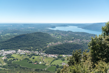 Obraz premium Blick vom Sasso del Ferro auf einen Landeplatz für Gleitschirme und Drachenflieger, im Hintergrunfden der Lago Maggiore in südlicher Richtung