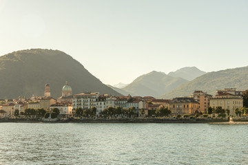 Stadtpanorama Verbania-Intra aus der Sicht von Laveno-Mombello über den Lago Maggiore Italien