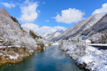 冬の庄川・飛越峡合掌ラインの風景