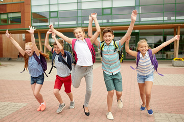 Obraz premium group of happy elementary school students running