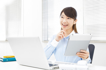 ビジネスウーマン　オフィス　考える　タブレット使用