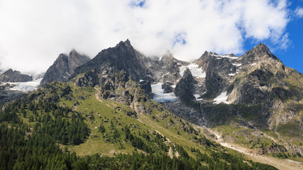 Fototapeta na wymiar Monte Bianco tra le nubi - Val Ferret
