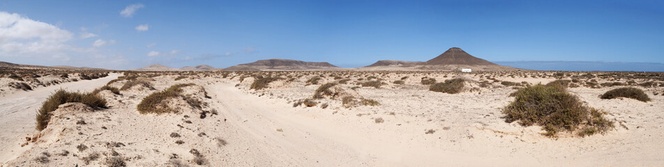 Fototapeta na wymiar Fuerteventura, Isole Canarie: il paesaggio dell'isola con le montagne e le dune di sabbia il 31 agosto 2016