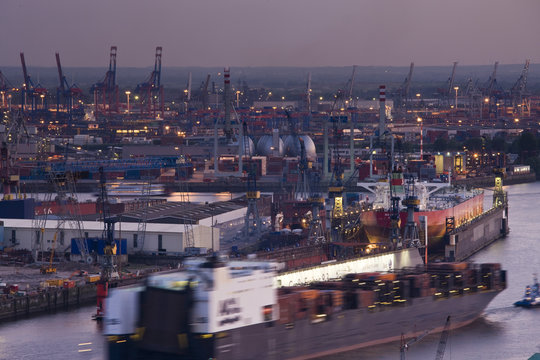 Germany, State of Hamburg, Hamburg, Elbe River and shipyard traffic