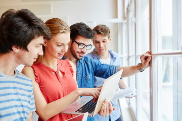 Obraz premium Start-Up Team zusammen am Laptop