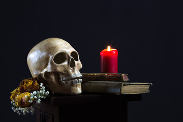 Totenkopf mit Kerze und Buch