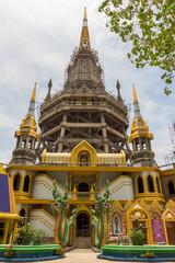 Obraz premium pagodas beside stair along the way to hilltop of Wat Thumsuar or Tiger cave temple in Krabi province Thaiuland the highest temple in the south of Thailand