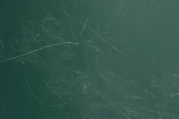 Alte, grüne Schultafel mit Gebrauchsspuren