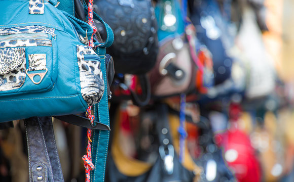 billige Taschen und Rucks&auml;cke an einem Marktstand