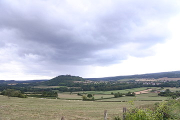 Village nich&eacute; au sommet d'une colline.