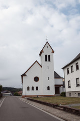 Fototapeta na wymiar Kirche in Gönnesweiler