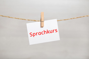 Zettel mit Aufschrift: Sprachkurs