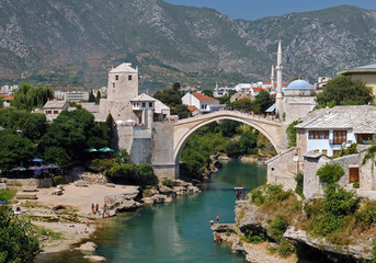 Fototapeta na wymiar Старинный каменный мост через Неретву в городе Мостар в Боснии