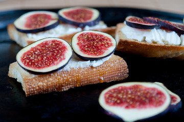  Bruschetta with goat cheese and figs