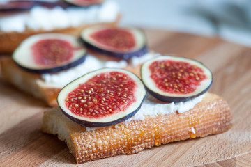  Bruschetta with goat cheese and figs