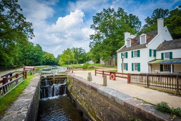 Fototapeta na wymiar The Great Falls Tavern Visitor Center, at Chesapeake & Ohio Cana