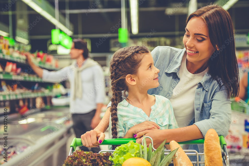 Canvas Prints Family in the supermarket