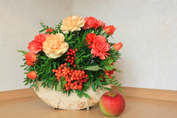 Fototapeta na wymiar Floristic composition with autumn flowers and berries