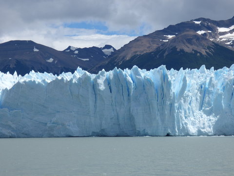 Vista desde el Lago Argentino del Glaciar Perito Moreno y las montañas
