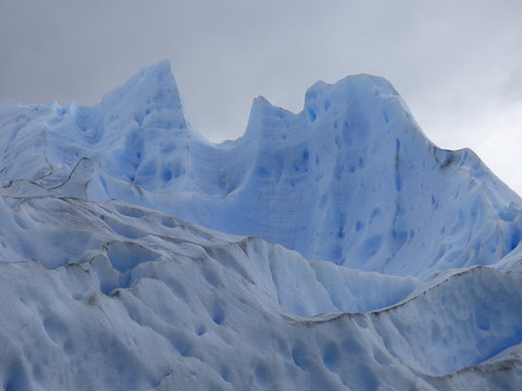 Gente caminando sobre el Glaciar Perito Moreno