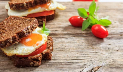 Papier Peint photo Lavable Oeufs sur le plat Breakfast - Fried egg and tomato sandwich