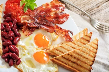 Papier Peint photo Oeufs sur le plat Breakfast - Fried eggs, bacon and red kidney beans