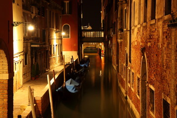 Kanal mit Anlegestelle im nächtlichen Venedig 