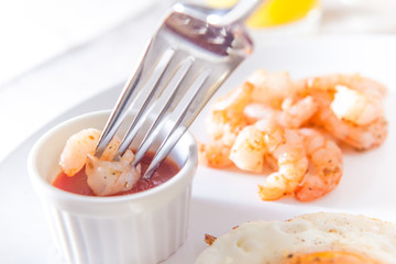 朝食の小さなエビ