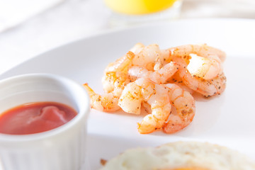 朝食の小さなエビ