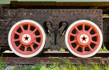 Red wheels with stars of railway gun system