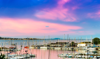 Beau ciel rose au matin au port de Balaruc les bains en Languedoc, Occitanie, France