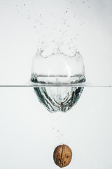 Früchte fallen ins Wasser mit Tropfen