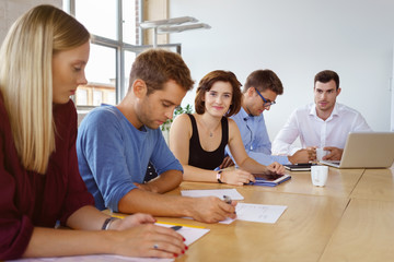 lächelnde mitarbeiterin in einem meeting