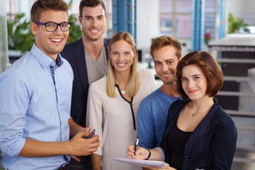 junge geschäftsleute im büro