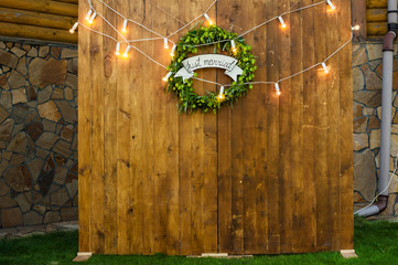 wooden wall and hop wreath with text Just married. Photosession zone