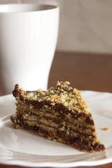 Taza de café y trozo de tarta