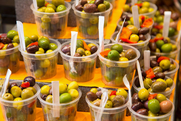 Oliven auf dem Boqueria Markt in Barcelona
