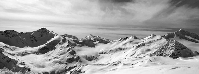 Schwarz-Weiß-Panorama Kaukasus im Schnee Winter © BSANI