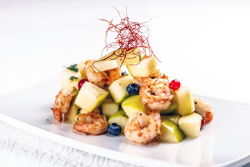 Shrimps with pear salad