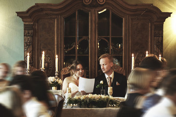 Obraz na płótnie Canvas Newlyweds in the restaurant celebrating their wedding