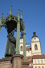 Fototapeta na wymiar Martin Luther vor der Stadtkirche Wittenberg